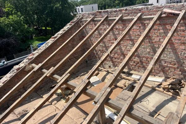 Rénovation complète d'une toiture en tuiles avec isolation en sarking à Malines 
